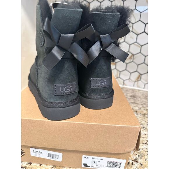 Black UGG Bailey Bow Winter Comfortable Booties Size 7 New - Picture 1 of 5